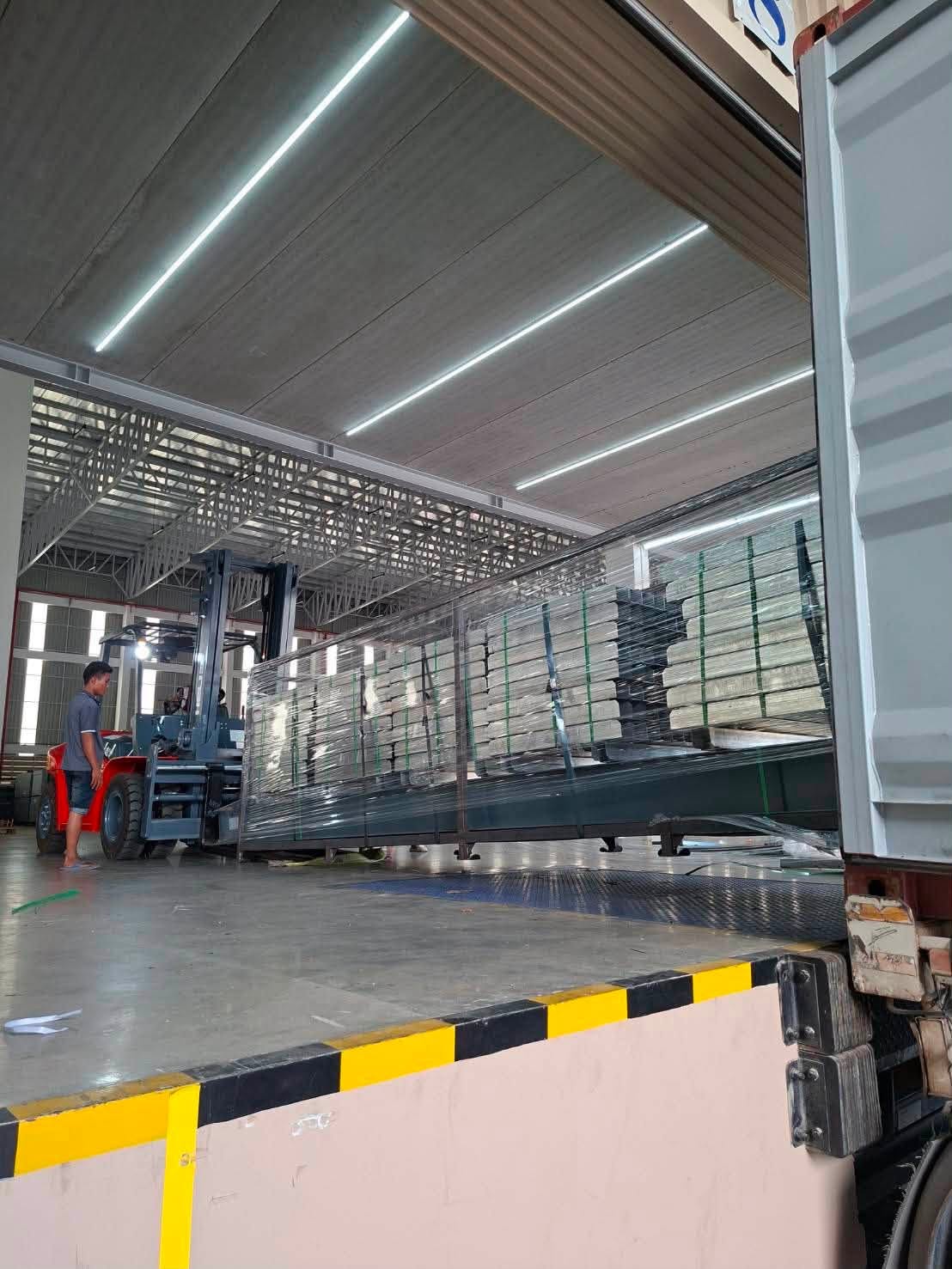 6 ล้อ ตู้ทึบ / 6 ล้อ + พ่วง — ภาพงานจากเพจ RJ Logistics